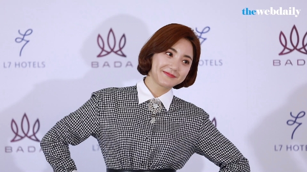 SES출신의 가수 바다가 14일 오후 서울 중구 명동 L7호텔에서 열린 ‘데뷔 20주년 기념 연말 단독콘서트 <스무 걸음>’ 기자간담회에 참석해 포토타임을 가지고 있다.