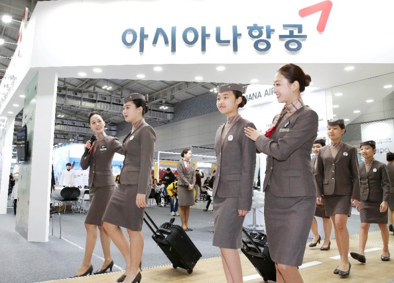 아시아나항공 캐빈승무원들이 14일 광주 김대중컨벤션센터에서 진행된 ‘2017 대한민국 교육기부 박람회’에서 행사장을 찾은 학생들에게 '바른 걸음걸이' 교육을 실시하고 있다.〈사진=아시아나항공〉