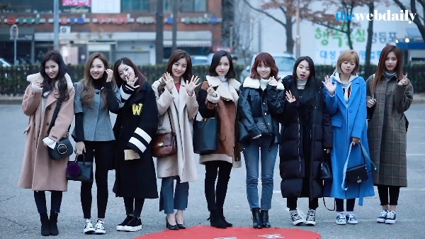 트와이스-이하린이 12월 15일 오전 여의도 KBS신관 공개홀에서 열린 뮤직뱅크 911회 아침 리허설에 참석하기 위해 출근을 하고 있다.