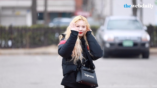 현아-소유-노래하는 말괄량이가 12월 15일 오전 여의도 KBS신관 공개홀에서 열린 뮤직뱅크 911회 아침 리허설에 참석하기 위해 출근을 하고 있다.