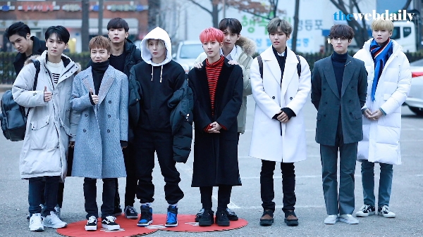 펜타곤-데이식스가 12월 15일 오전 여의도 KBS신관 공개홀에서 열린 뮤직뱅크 911회 아침 리허설에 참석하기 위해 출근을 하고 있다.