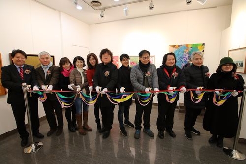 유디치과 달력 작품전 개막식(사진=유디치과)