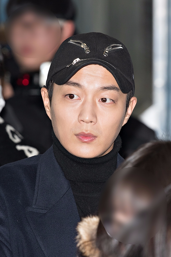 하이라이트 윤두준, 김포국제공항 국내선 제주도행