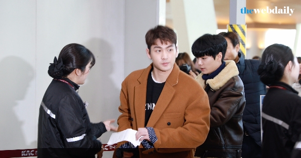 그룹 뉴이스트W(JR, Aron, 백호, 렌,)가 16일 오전 제주 신화월드 컨벤션센터에서 열리는 제주사랑나눔 K-POP콘서트에 참석하기 위해 김포국제공항 국내선을 통해 제주로 향하고 있다.