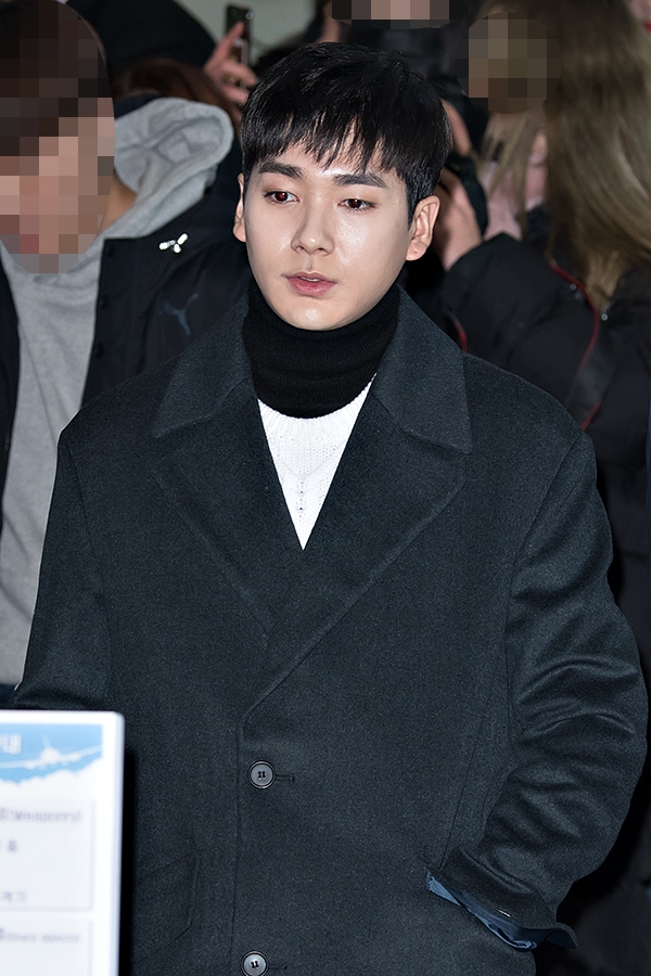 뉴이스트w 아론, 김포국제공항 국내선 제주도행
