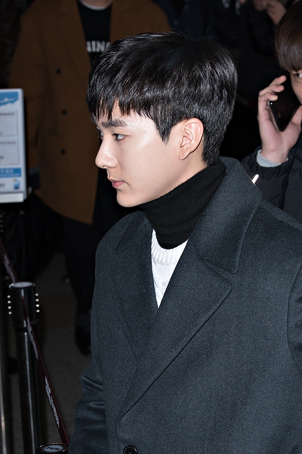 뉴이스트w 아론, 김포국제공항 국내선 제주도행