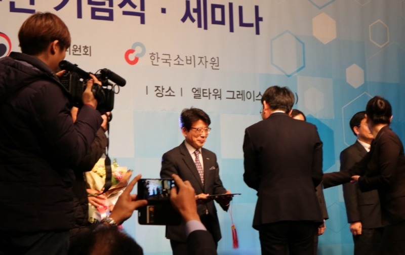 풀무원식품 박남주 대표(사진 가운데)가 김상조 공정위원장으로부터 10년 연속 CCM 인증 기업 공로패를 전달받고 있다.