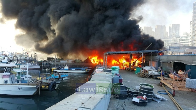다대포항 어구보관창고가 화염에 휩싸이고 있다.(사진=부산해양경찰서)