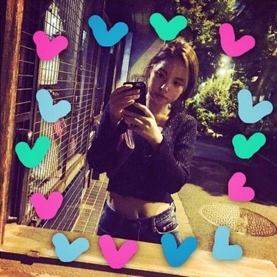 탄탄한 복근 드러낸 채 그녀, 블링블링한 미모 과시 '이 정도 일 줄'