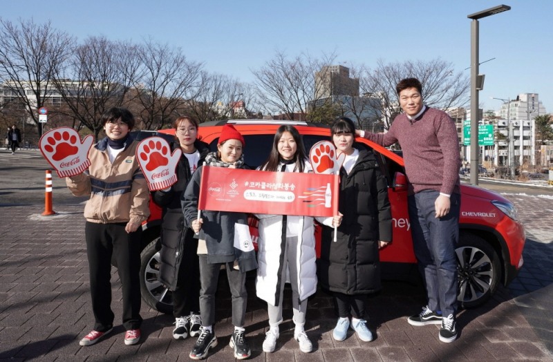 방송인 서장훈이 19일 서울 중구에 위치한 장충체육관에서 함께 코카-콜라 그룹성화봉송주자로 성화봉송을 하게 된 ‘스포츠 드림걸즈’ 청소년들과 만남을 가졌다. 서장훈과 스포츠로 짜릿한 꿈을 위해 노력하고 있는 청소년들은 코카-콜라가 2018 평창 동계 올림픽을 맞이해 대한민국의 짜릿한 꿈과 희망을 응원하기 위해 선정한 그룹성화봉송주자로, 오는 1월 서울 지역에서 성화봉송에 참여할 예정이다.(사진=코카-콜라)