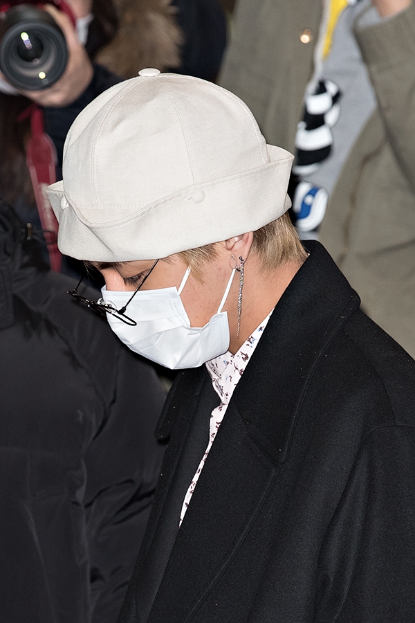 방탄소년단(BTS) 뷔, 김포국제공항 출국 현장