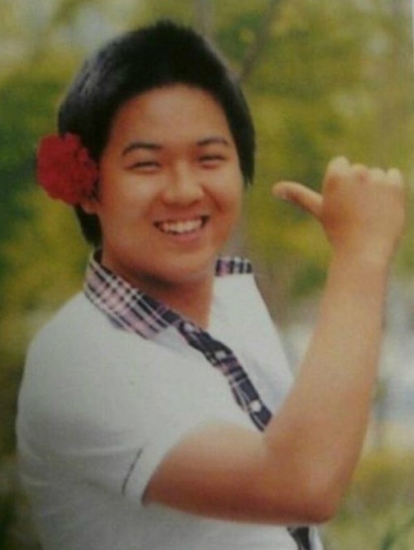 송민호, 머리에 빨간 꽃 꽂은 청소년 시절...엄지손가락 척!