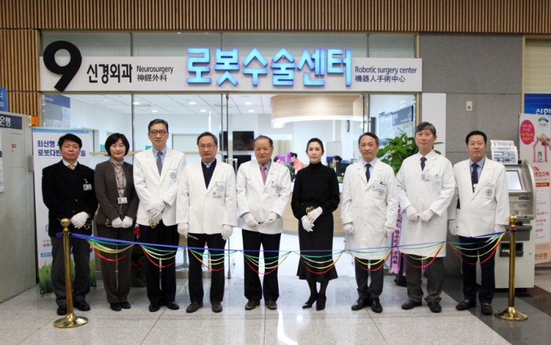 왼쪽부터 최영준 행정처장, 박미영 간호부장, 성인경 건국대 의학전문대학원장(건국대병원 소화기내과장), 한설희 건국대 의무부총장(건국대병원 신경과 교수), 양정현 의료원장, 유자은 학교법인 건국대 이사