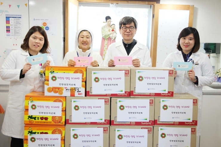 가톨릭대 인천성모병원 사회사업팀 팀장 김은하 수녀(왼쪽 두번째)와 인천성모자선회 회장인 전양환 정신건강의학과 교수(왼쪽 세번째)