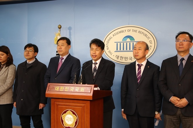 윤종오 국회의원이 국회정론관서 대법원의 의원직상실형 선고에 대해 입장을 발표하고 있다.(사진=윤종오의원실)