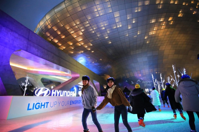 서울 동대문 디자인 플라자 어울림 광장 일대에 마련된 ‘현대차 Light Up 아이스링크’ 전경.(사진=현대자동차)