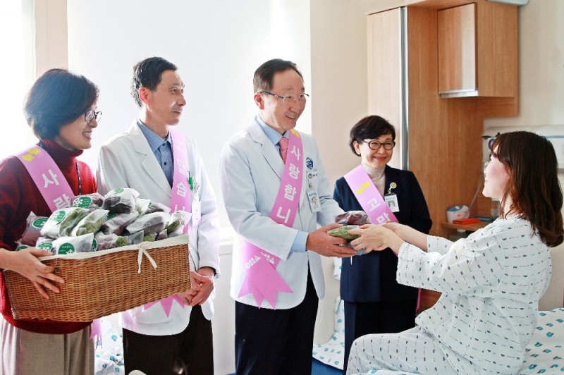 분당차병원 김동익 병원장이 입원 환자에게 크리스마스 선물을 전하고 있다. (사진=분당차병원)