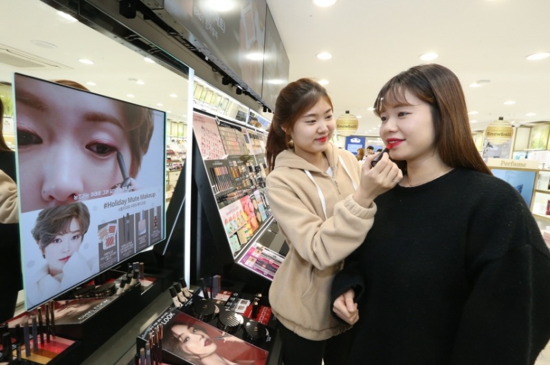 스마트스토어로 리뉴얼한 네이처컬렉션 신촌점에서 고객이 '메이크업 디스플레이존'을 체험하고 있는 모습.(사진= LG생활건강)