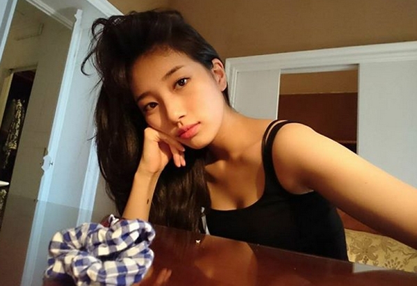 '미쓰에이' 멤버 수지, '민소매 검은티...긴웨이브 늘어뜨린 청순미 뿜뿜'