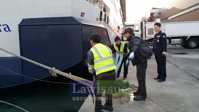 겨울철 초대형 크루즈선 줄잡이들의 항만안전 실태를 점검하고 있는 부산항만경찰대 경찰관.〈사진제공=항만경찰대〉