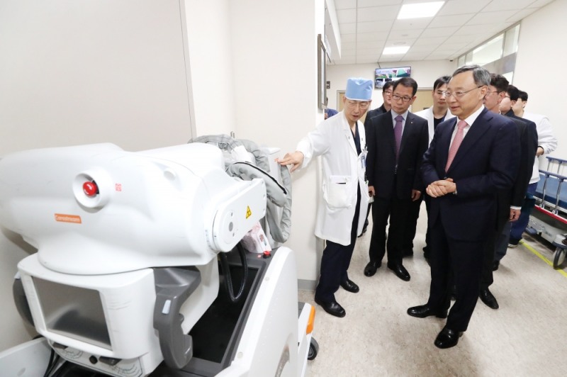 이국종 경기남부권역외상센터장(왼쪽)이 황창규 KT 회장(오른쪽)과 관계자들에게 권역외상센터에 대해 설명하고 있다. (사진=kt)