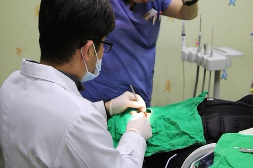 ‘우리동네 이 밝은 세상’ 대상자로 선정된 진 양(16세)이충치치료를 받고 있다(사진=유디치과)