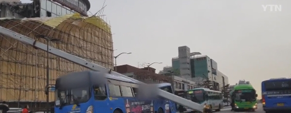 크레인 사고, 갑자기 와르르...출근길 간담을 서늘하게 만든