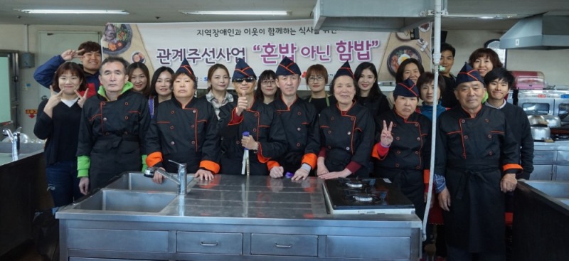‘혼자 먹는 밥이 아닌 함께 먹는 밥:혼밥 아닌 함밥’ 참가자 단체사진 (사진=cj 프레시웨이)