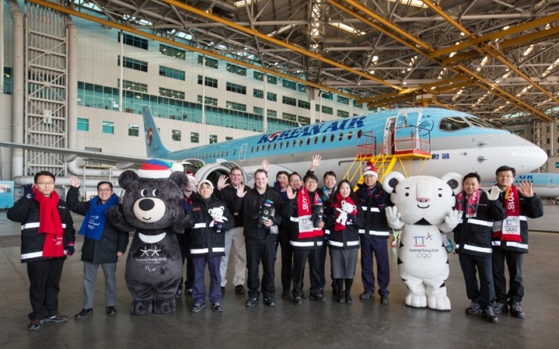 수호랑·반다비가 대한항공 본사 정비 현장을 찾아 직원들과 기념 촬영을 하고 있다. (사진=대한항공)