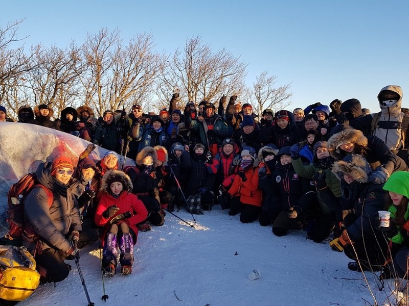 블랙야크 신년 산행_능경봉 정상에 선 블랙야크 임직원 및 가족들. (사진=블랙야크)