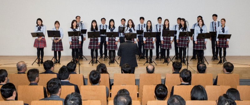 2일 본사 다목적 극장식 강당 ‘중보홀’에서 진행된 2018년 보령제약그룹 시무식에서 보령엄지합창단이 신년맞이 작은 음악회를 열고 있다.