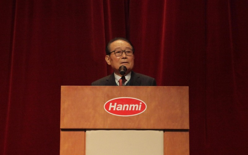 2일 영업사원 교육장 연단에 오른 임성기 회장이 2018년 신년 메시지를 전달하고 있다. (사진=한미약품)