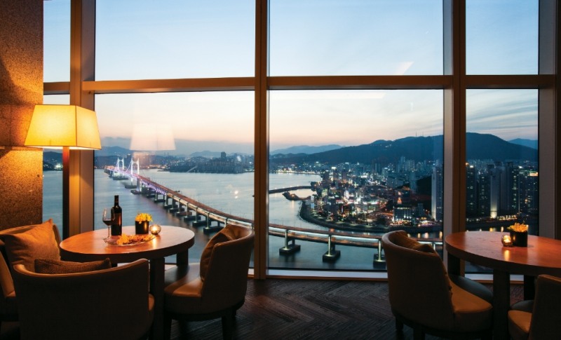 리빙룸 bar (사진=파크 하얏트 부산)