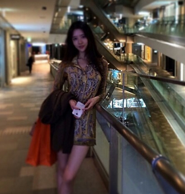 차주영, '알록달록 산들 원피스...긴 머리 늘어뜨린 채 부러질 듯 젓가락 라인'