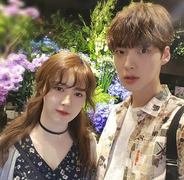 안재현, '마치 캠퍼스커플 같은 순수한 모습 연출...머리색은 깔맞춤?'