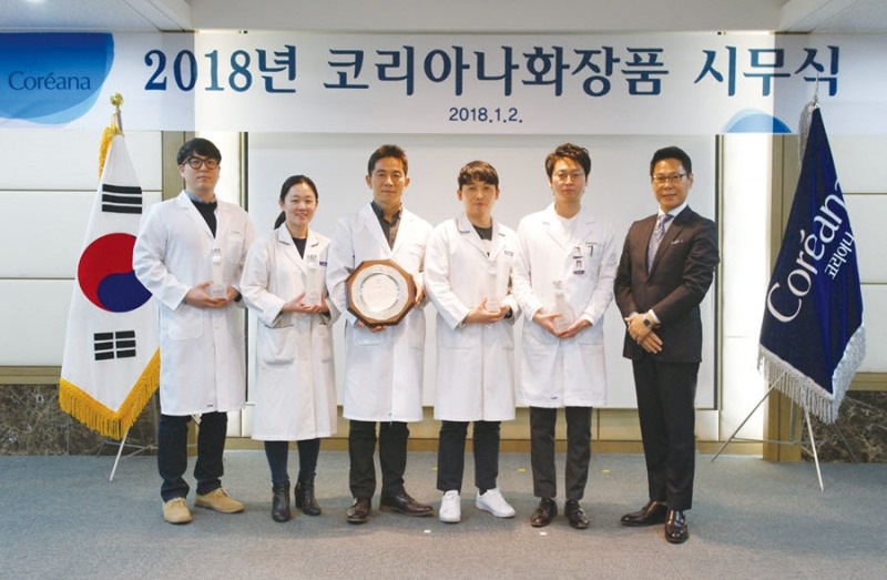 우측부터 코리아나화장품 유학수 대표이사, 이창현 연구원, 권혁철 연구원, 이광식 수석연구원, 이유선 수석연구원, 김태양 연구원. (사진=코리아나화장품)