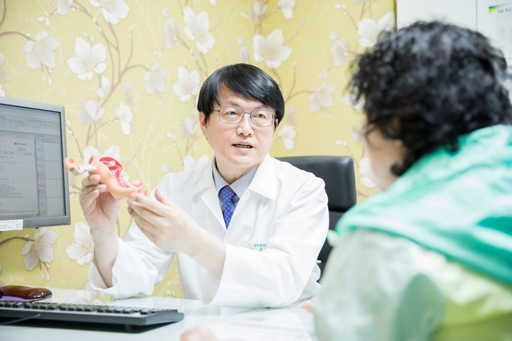 가톨릭대 인천성모병원 산부인과 김용욱 교수가 자궁구조에 대해 설명하고 있다. (사진=국제성모병원)