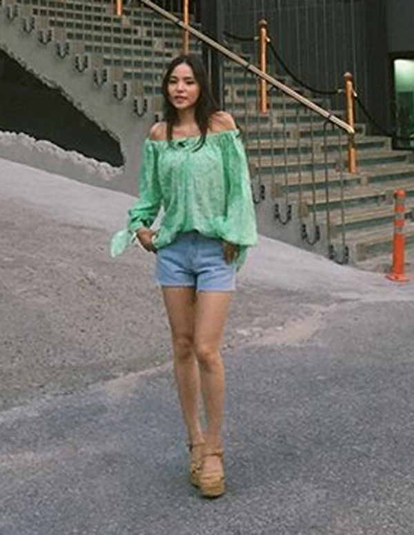 민효린, '쇄골 훤히 드러낸 채...쭉 뻗은 비현실적인 11자 젓가락 라인'