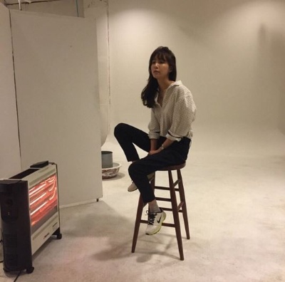 김이나, 고혹美 발산...흰셔츠+스키니진 입고 의자에 걸터 앉은 채 '부러울 뿐'