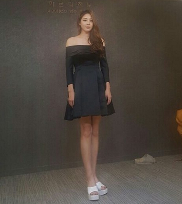 신수지, '어깨 라인 훤히 드러낸 채...앙상하게 부러질 듯 젓가락 라인'