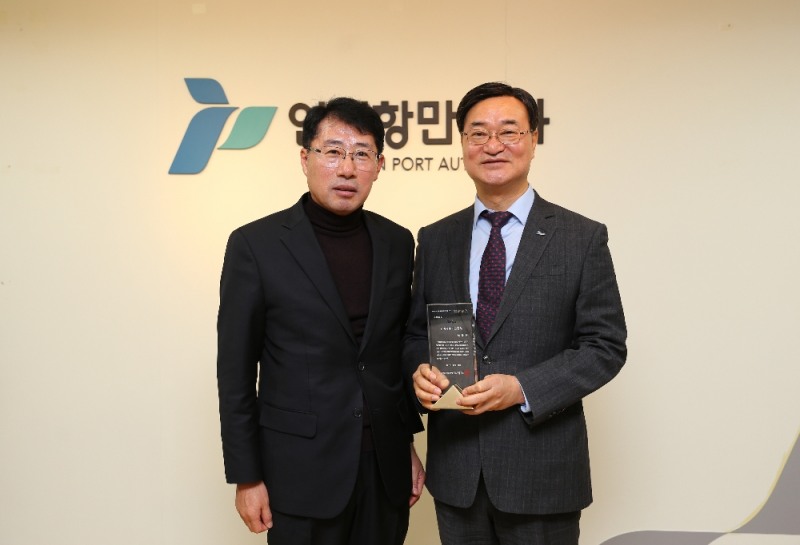 명예제주도민증서 기념촬영 좌측 안동우제주정무부지사 우측남봉현 인천항만공사사장.(사진=인천항만공사)