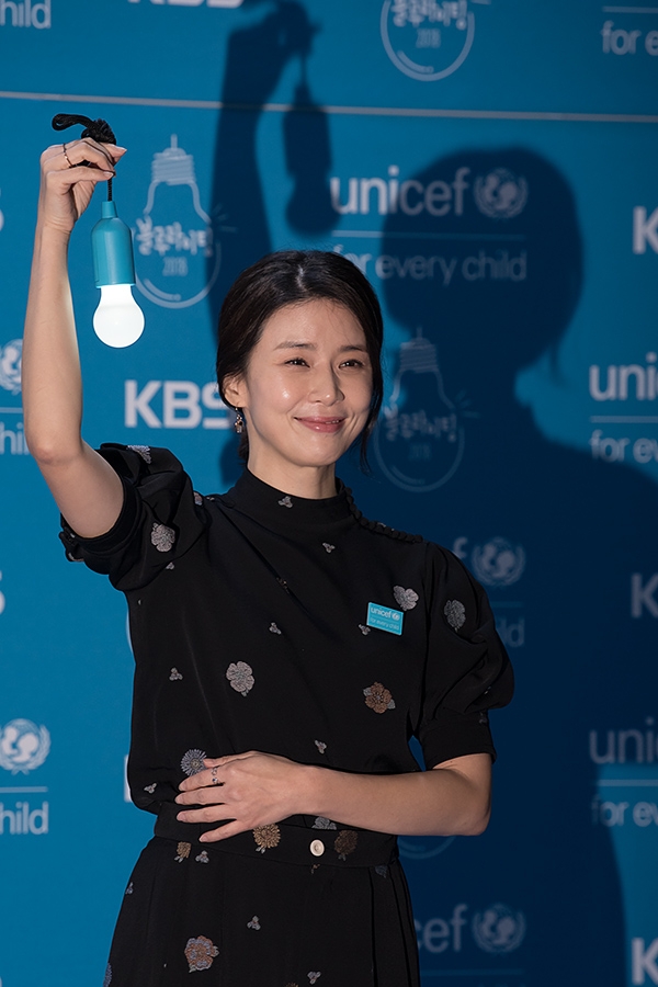 이보영, '제2회 블루라이팅 페스티벌' 블루 카펫 포토 행사