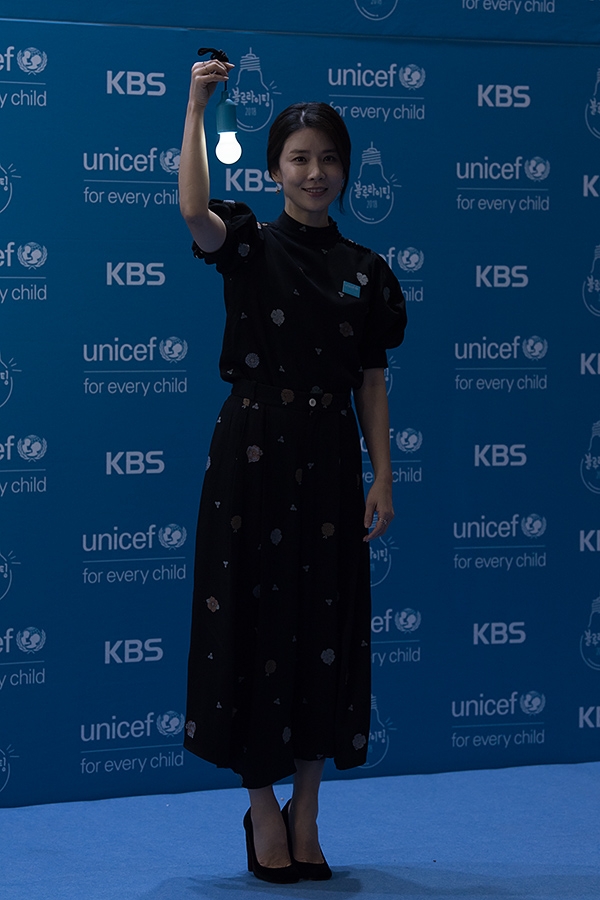이보영, '제2회 블루라이팅 페스티벌' 블루 카펫 포토 행사