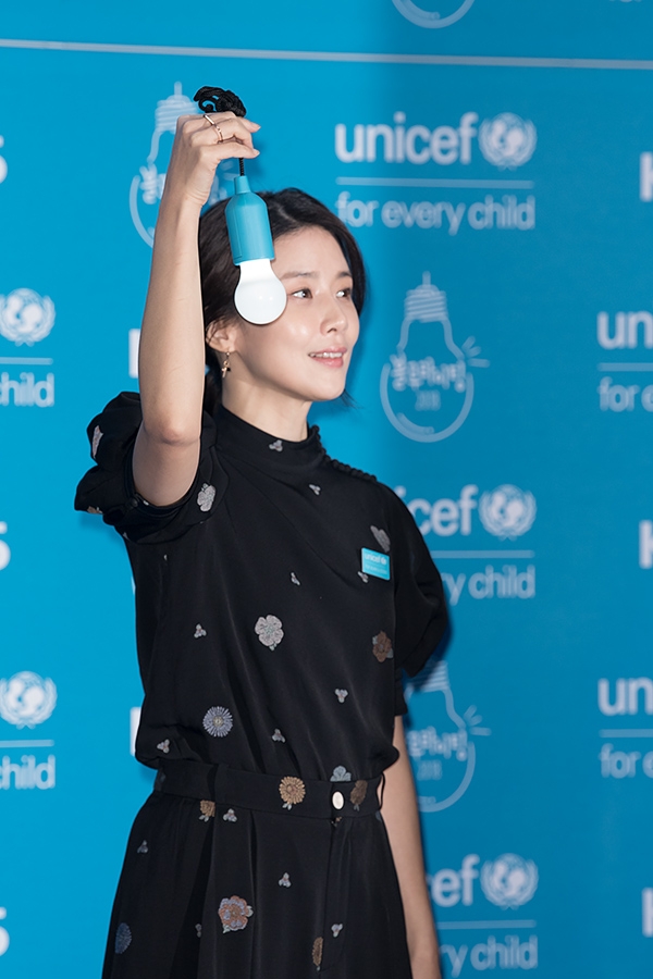 이보영, '제2회 블루라이팅 페스티벌' 블루 카펫 포토 행사