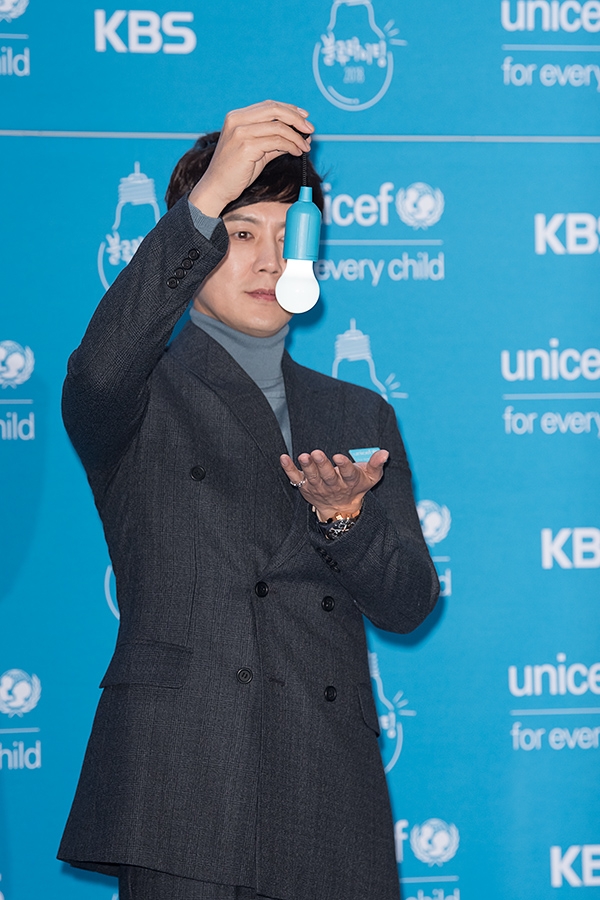 류진, '제2회 블루라이팅 페스티벌' 블루 카펫 포토 행사