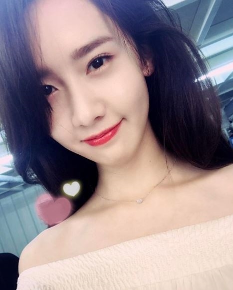 윤아, 오픈숄더 드레스 입고 고혹美 발산 '앵두같은 입술 시선강탈'