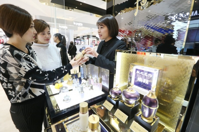 중국 상하이 빠바이반 백화점의 LG생활건강 '후' 매장에서 고객들이 제품에 대한 설명을 듣고 있다. (사진=LG생활건강)