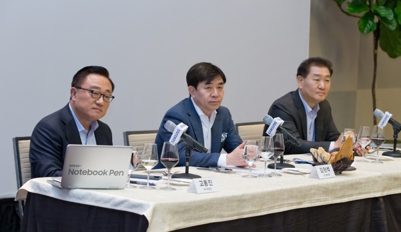 좌측부터 삼성전자 IM부문장 고동진 사장, CE부문장 김현석 사장, 영상디스플레이사업부장 한종희 사장 (사진=삼성전자)