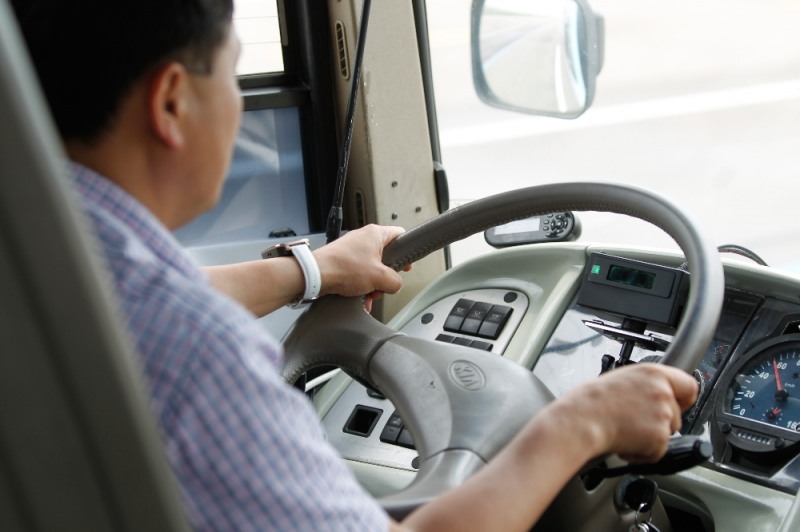 지난해 6월, 공단 자동차안전연구원에서 열린 ‘버스 졸음운전 경고 장치 기능 시연회’에서 경고장치(밴드)를 손목에 착용한 운전자가 위험상황을 재연하고 있다. 위험이 감지되면 운전자가 착용한 밴드에 강한 진동이 발생한다.(사진=한국교통안전공단)