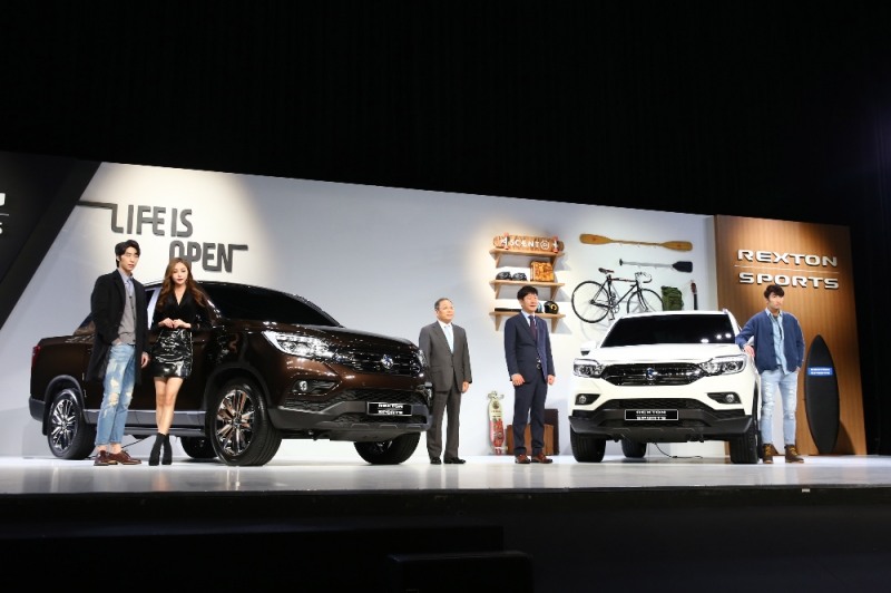 새롭게 선보인 렉스턴 스포츠 옆에서 최종식 대표이사(사진 가운데 왼쪽)와 송봉석 노조위원장(사진 가운데 오른쪽)이 포즈를 취하고 있다.(사진=쌍용자동차)